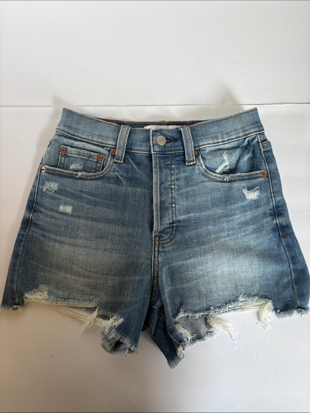 Daze denim Hug blue jean button fly cut off jean shorts frayed hem 5-pocket